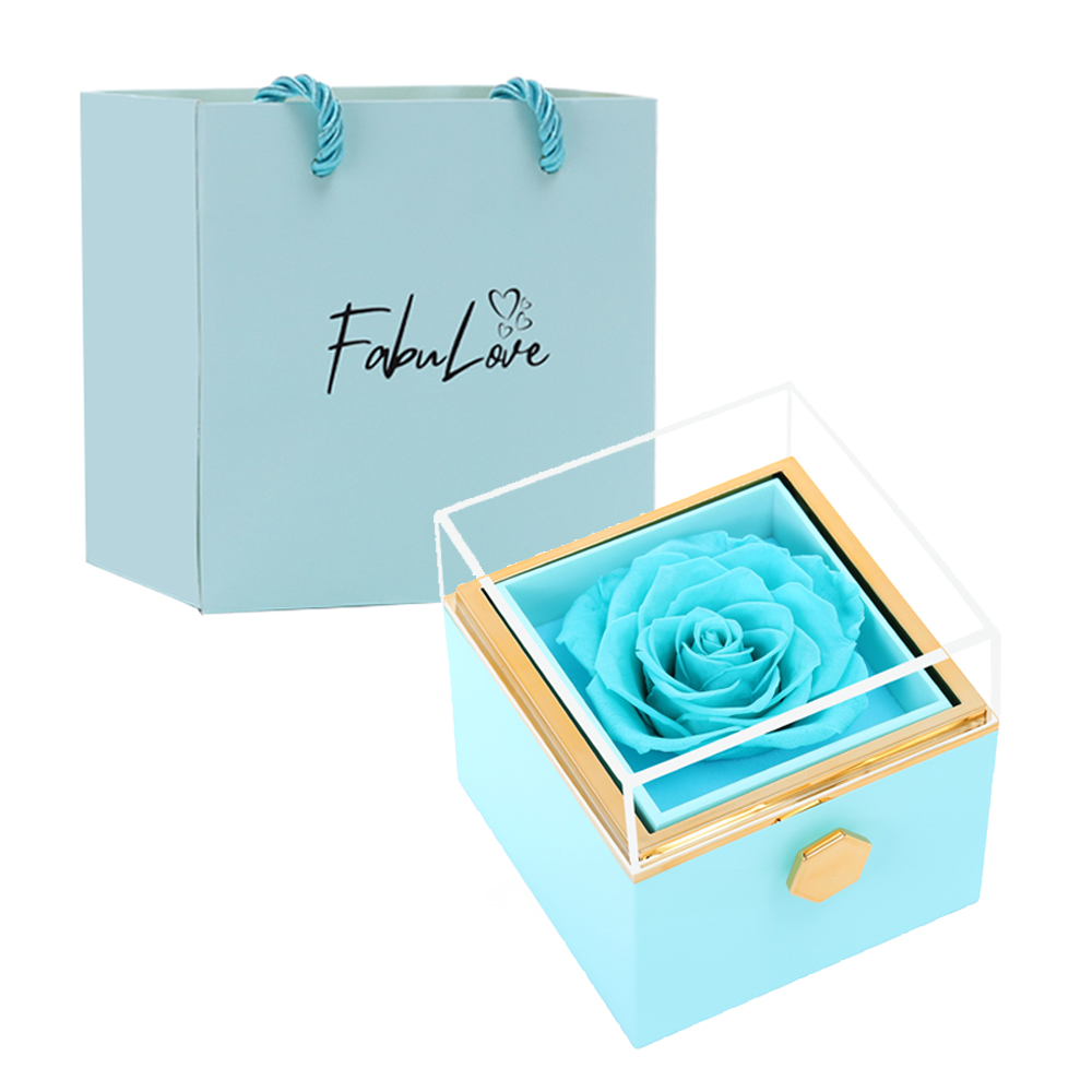 Collar de corazones grabados en caja de rosa eterna