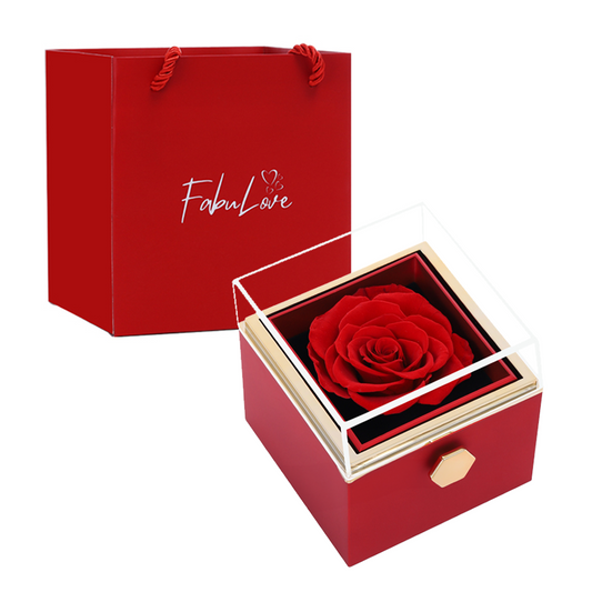 Collar de corazones grabados en caja de rosa eterna