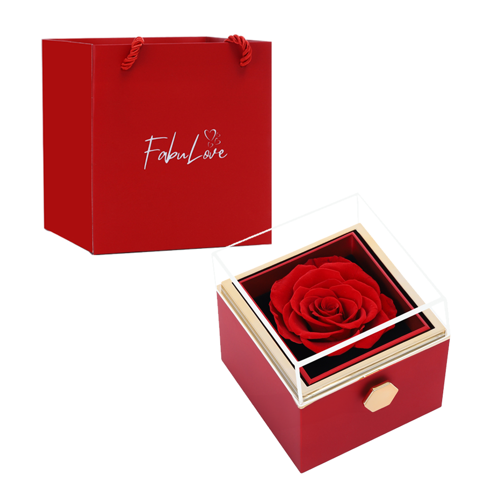 Collar de corazones grabados en caja de rosa eterna