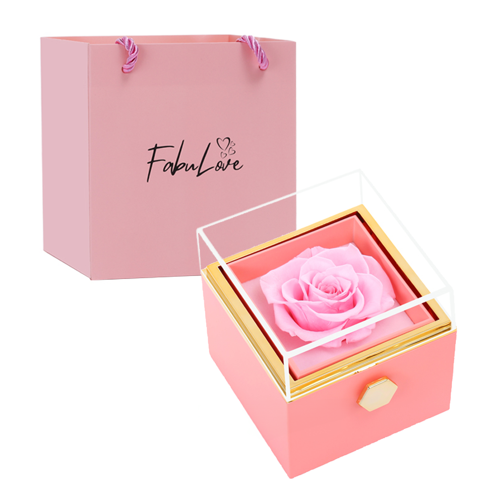 Collar de corazones grabados en caja de rosa eterna