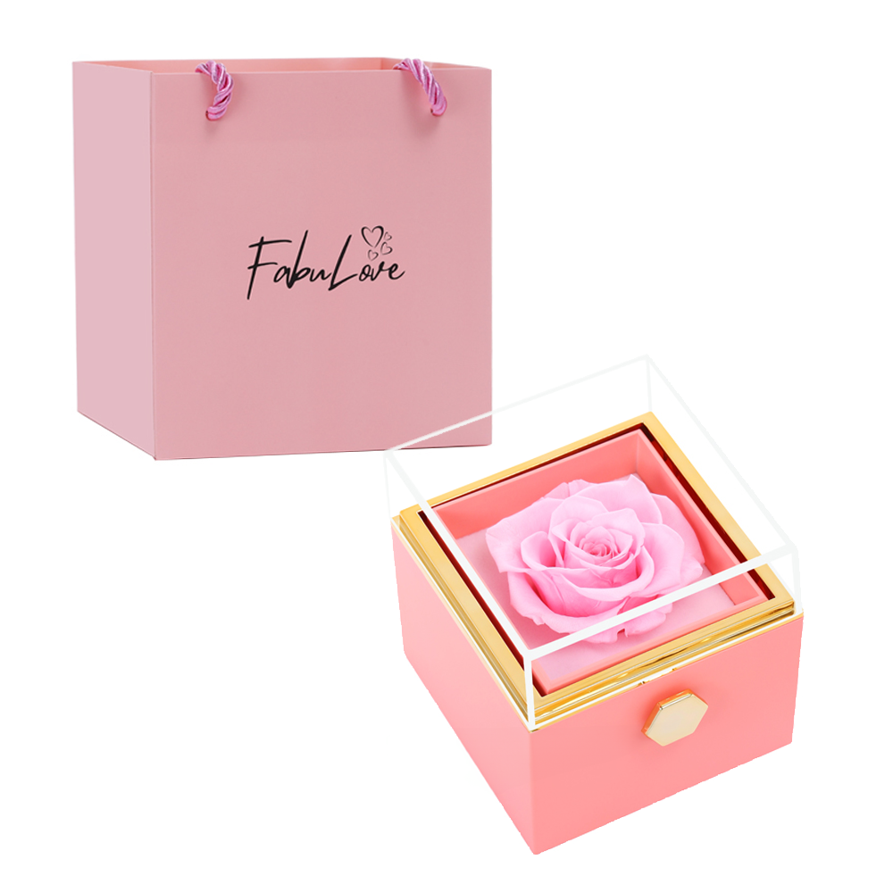 Collar de corazones grabados en caja de rosa eterna